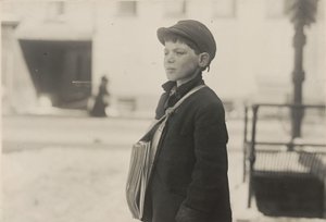 Tony Casale, «Bologna», 11 år gammel, har solgt aviser i 4 år, Hartford, Connecticut, mars 1909 av Lewis Wickes Hine