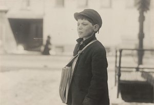 Tony Casale, Bologna, 11 år gammel har solgt aviser i 4 år, Hartford..., mars 1909. av Lewis Wickes Hine