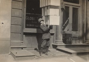 Vogngutt eller halegutt som hjelper til med å laste vognen, ca. 1914. av Lewis Wickes Hine