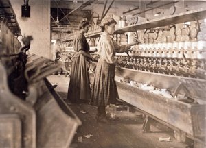 Kvinner som jobber til tross for å være høygravide, på Globe Cotton Mill, Augusta, Georgia, pub. 1909 (fotogravyr)