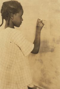 Ung jente som skriver på tavle i klasserommet, Pleasant Green School, Marlinton, Pocahontas County, West Virginia, USA ca. 1921 (sepia-bilde) av Lewis Wickes Hine