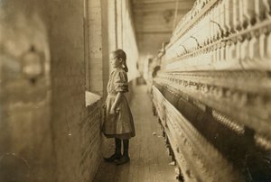 Ung jente som jobber i en mølle, Lincolnton, North Carolina, USA, ca. 1908 (s/hvitt-bilde) av Lewis Wickes Hine