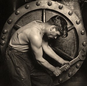 nærbilde av en krafthusmekaniker som jobber med damppumpe ca. 1920 (bilde) av Lewis Wickes Hine