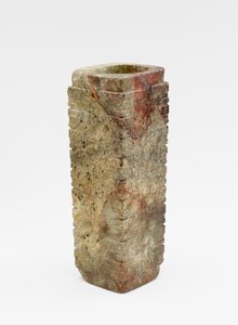 Ni-lags rør (cong 琮) med masker, ca. 3300-2250 f.Kr. (jade, nefritt)