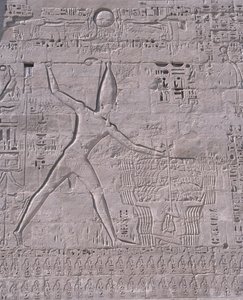 Utskjæringer på veggen til et tempel, Medinet Habu, Luxor, Egypt av Unbekannt Unbekannt