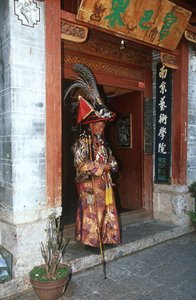 Kina, Yunnan, Lijiang, mann i tradisjonell Naxi-drakt av Unbekannt Unbekannt