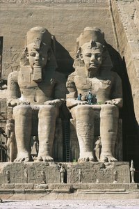 Kolossale sandsteinsfigurer av tronende Ramses II av Unbekannt Unbekannt