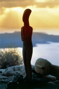 Kykladisk idol på bakgrunn av kysten, Kykladene, Hellas, kykladisk sivilisasjon (bilde) av Unbekannt Unbekannt