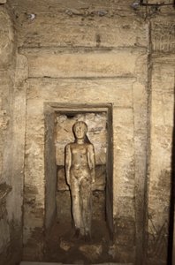 Egypt, Alexandria, katakombene i Kom-esh-Shuqafa, interiøret i hypogeum, nisje med kvinnelig statue av Unbekannt Unbekannt