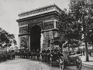 Tyske tropper paraderer ned Place de l'Etoile (Place Charles-de-Gaulle) foran Triumfbuen, 14. juni av Unbekannt Unbekannt