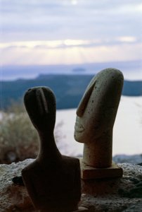 Hoder av kykladiske idoler på bakgrunn av kysten, Kykladene, Hellas, kykladisk sivilisasjon (bilde) av Unbekannt Unbekannt