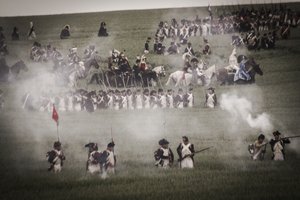 Historisk gjeninnføring: Infanteri, kyrassere og offiserer fra den franske hæren på slagmarken, Napoleonskrigene av Unbekannt Unbekannt