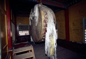 Bønnehjul i Ganden Sumtseling kloster i Shangri-La, også kjent som Zhongdian eller Gyalthang, Yunnan, Kina av Unbekannt Unbekannt