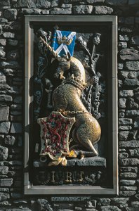 Enhjørning, heraldisk emblem på fasaden til Holyrood-palasset, Edinburgh, Skottland, Storbritannia av Unbekannt Unbekannt