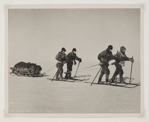 The Polar Party on the Trail (bromidtrykk) av Lieutenant Henry Robertson Bowers