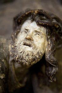 Altertavle, venstre panel, detalj, Bæringen av korset (malt stein) av Ligier Richier