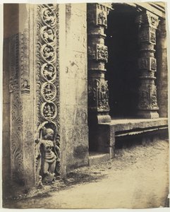 Madura: Pillars in the Recessed Portico i Royal Gopurum med bunnen av en av de fire skulpturerte monolittene