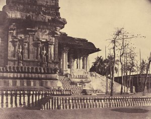 Tanjore: Great Pagoda, Entrance Looking Outwards av Linnaeus Tripe