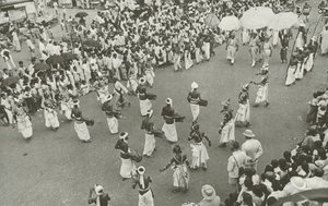 Perahera (s/hvitt bilde) av Lionel Wendt