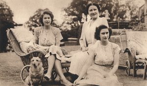 Hennes Majestet Dronningen med de kongelige prinsessene, c1950. av Lisa Sheridan