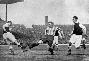 Action fra en Arsenal mot Sheffield United fotballkamp, c1927-1937. av London News Agency