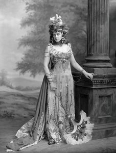 Fru Algernon Bourke 1870-1967, født Guendoline Irene Emily Sloane-Stanley..., 1897. av London . Photo studio Lafayette