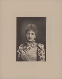 Portrett av pianisten og komponisten Liza Lehmann 1862-1918. av London . Photo studio W. and