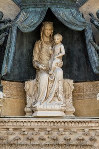 Madonna med barn på bronsebaldakin, av Lorenzo Maitani (før 1275-1330), lunette over sentral inngang, fasade av Orvieto katedral, Umbria, Italia