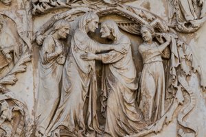 Maria på besøk hos Elizabeth, detalj fra Scener fra Kristi liv, Historier fra Det nye testamente, basrelieffer av Lorenzo Maitani (før 1275-1330), tredje søyle, fasade av Orvieto-katedralen, Umbria, Italia