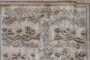 Naama lærer barnet å lese og Tubal-kain slår klokkene med hammer; Enos, sønn av Seth som tegner med kompass, Stories of Genesis, basrelieffer av Lorenzo Maitani (før 1275-1330), første søyle, sidefasade til Orvieto-katedralen, Umbria, Italia