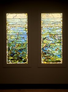 Vindu med sjøstjerne ("Vår") og Vindu med sjøanemone ("Sommer"), ca. 1885-1895 (glass, bly, jern og treramme (original)) av Louis Comfort Tiffany