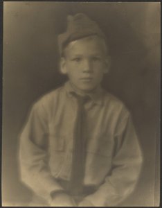 [Gutt kledd som soldat] av Louis Fleckenstein