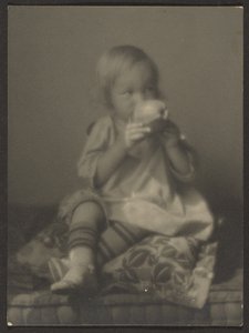 Barn med eple av Louis Fleckenstein