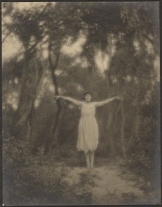 [Danser i en hage]
