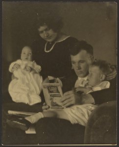 [Familieportrett med En hage med vers for barn] av Louis Fleckenstein