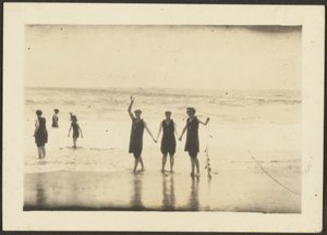 [Figurer i badedrakter på stranden] av Louis Fleckenstein