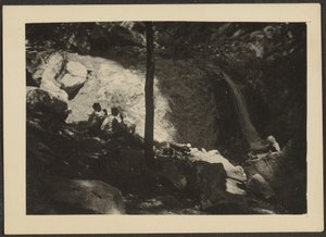 [Figurer i skyggefullt skoglandskap] av Louis Fleckenstein