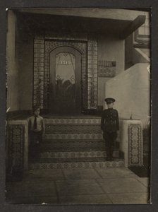 [Florences sønner utenfor Fleckensteins atelier i Long Beach] av Louis Fleckenstein