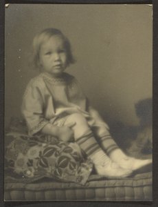 Liten jente på en pute av Louis Fleckenstein