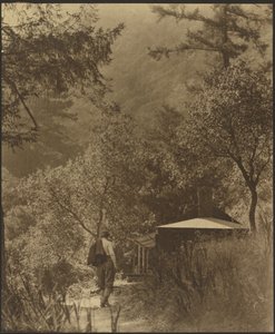 [Mann på vei til en hytte i skogen] av Louis Fleckenstein