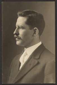 [Mann med hvitt slips] av Louis Fleckenstein