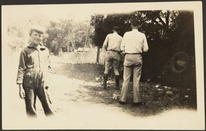 [Menn utenfor med søppel] av Louis Fleckenstein