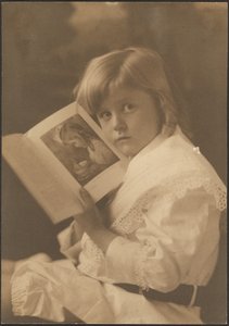 [Portrett av et barn som holder en bok åpen ved en lignende illustrasjon] av Louis Fleckenstein