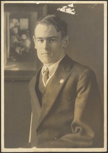 [Portrett av en mann med et nederlandsk maleri i bakgrunnen] av Louis Fleckenstein