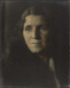 [Portrett av en kvinne i skygge] av Louis Fleckenstein