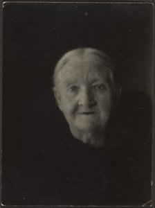 Portrett av en gammel kvinne i mørke omgivelser av Louis Fleckenstein