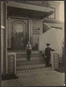 [To gutter foran Fleckensteins atelier i Long Beach]