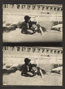 [To kvinner på stranden, fotografert på nytt] av Louis Fleckenstein