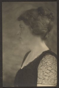 [Kvinne i profil] av Louis Fleckenstein