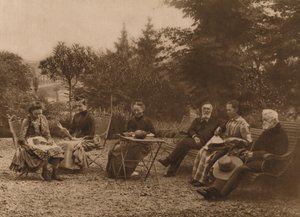 En gruppe menn og kvinner satt og snakket ved et bord, 1937